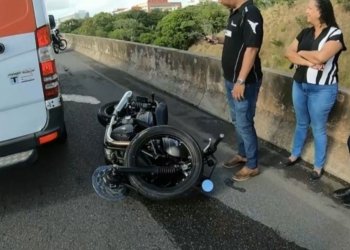 Batida entre motocicleta e carro de homem ferido em Salvador