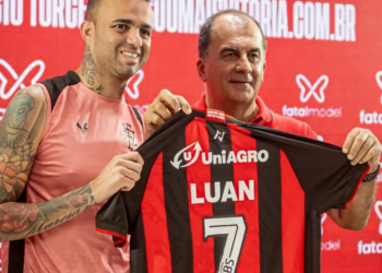 Com a camisa 7, Vitória apresenta Luan: “É uma grande oportunidade de jogar em alto nível”