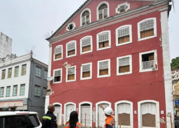 Ruas ficam interditados no Comércio por risco de desabamento de prédio