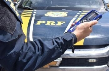 Condutor embriagado provoca acidente na BR 101 e acaba preso