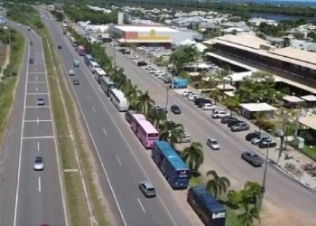 Estrada do Coco: Longa fila de ônibus estacionados em rodovia chama a atenção e causa risco