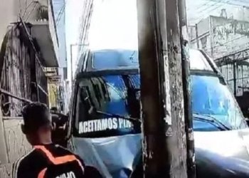 Van bate em poste na Carlos Gomes e deixa três pessoas feridas