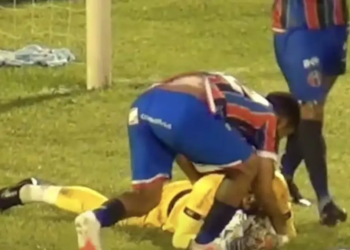Jogador do Maranhão comete pênalti bizarro ao comemorar defesa do goleiro