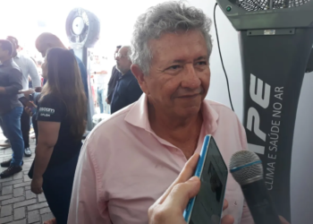 Jerônimo promete resolver situação de secretários em março