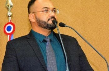 Deputado pula muro e invade dependências de hospital em Barreiras