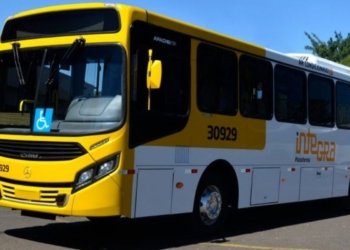 Ônibus pega fogo dentro de garagem em Salvador