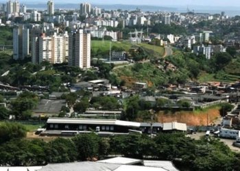 Acidente entre veículo de passeio e micro-ônibus dificulta acesso a Bonocô