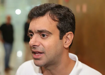 Tiago Correia minimiza busca do governo por Pablo Roberto em Feira