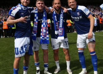 Cantor e patrocinador, Ed Sheeran comemora sucesso de time inglês