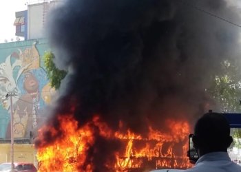 Ônibus pega fogo no bairro do Comércio, em Salvador