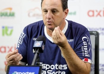 Rogério elogia performance do time e comenta sobre RS