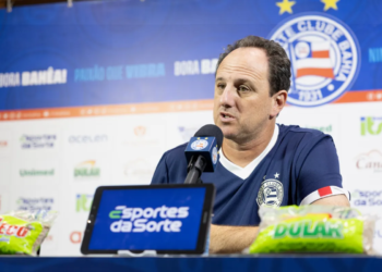 Ceni exalta torcida e critica horários de jogos: “Tem sido terrível”