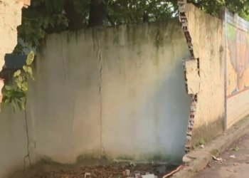 Carro invade escola em Pernamabués