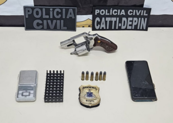 Integrante de grupo criminoso é flagrado em casa com arma e munições
