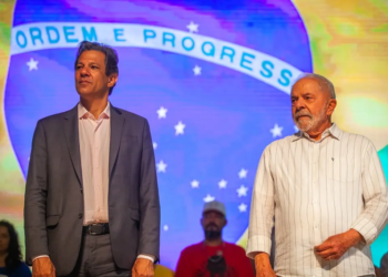 Dólar opera em queda com expectativa de reunião entre Lula e Haddad