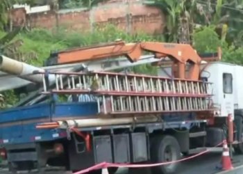 Carro derruba poste e trânsito fica interditado em Cajazeiras V