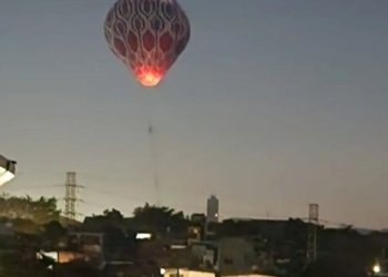 Balão cai na zona leste de São Paulo e motocicleta vai parar em cima de poste