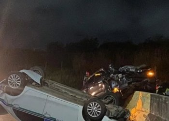 Carros capotam após baterem em viaduto em Stella Maris
