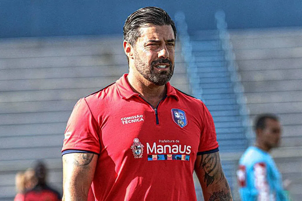 Técnico português acusado de racismo fala sobre prisão: “Cela imunda”