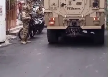 Caveirão é usado em entrega de intimação em Salvador