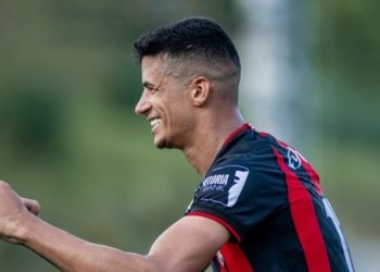 Vitória anuncia a renovação de contrato do zagueiro Camutanga até o fim de 2025