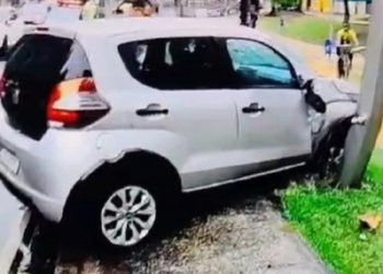 Motorista bate carro em poste na Av.Centenário nesta quinta-feira (29)