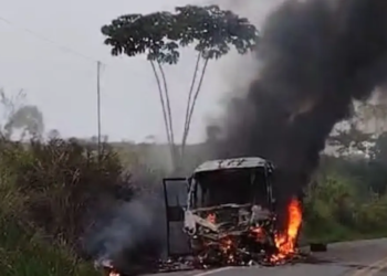 Casal a bordo de moto morre após batida com ônibus escolar na Bahia; veículos pegaram fogo