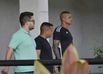 Influencers presos chegam para audiência de custódia em Salvador