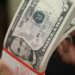 Dólar opera em alta com investidor à espera de dado de inflação