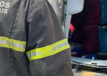 Ônibus com 58 estudantes e professores tomba e deixa feridos na BR-418