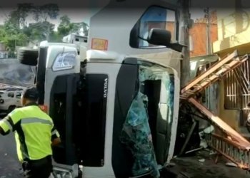 Caminhão carregado de carne tomba e esmaga carro no bairro do Lobato em Salvador