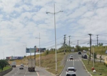 Grave acidente entre caminhão e moto deixa trânsito lento na Avenida Paralela