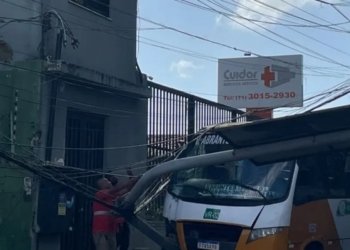 Micro-ônibus colide com poste de sinalização no bairro de Itapuã