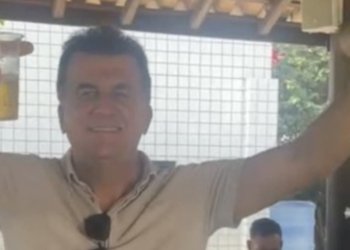 Fábio Mota comemora vaga do Vitória na Sul-Americana em churrasco do elenco