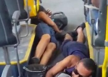Passageiros se jogam no chão de ônibus durante tiroteio na Suburbana nesta quarta-feira (12)