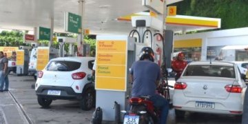 Gasolina chega quase R$7 nos postos de Salvador