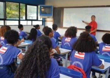 Professores da Bahia terão salário inicial acima de R$ 4,9 mil a partir de maio