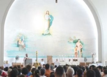 Missa no Santuário Santa Dulce dos Pobres reúne multidão em memória do Papa
