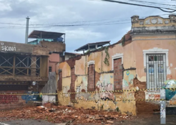 Parte do teto de casarão antigo desaba parcialmente em Nazaré