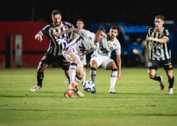 Vitória perde em casa para o Santos e volta para a zona de rebaixamento do Brasileiro