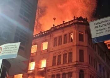 Incêndio atinge prédios no bairro do Comércio