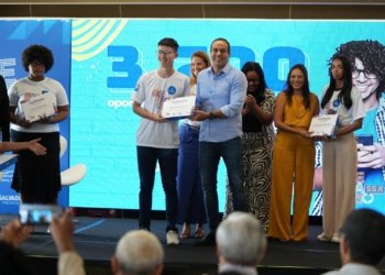 Prefeitura entrega certificado e tablets para 400 jovens que concluíram primeira fase do programa Geração SSA