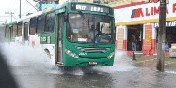 Frente fria chega à Bahia com fortes chuvas e perigo no mar
