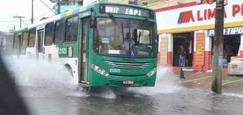 Frente fria chega à Bahia com fortes chuvas e perigo no mar