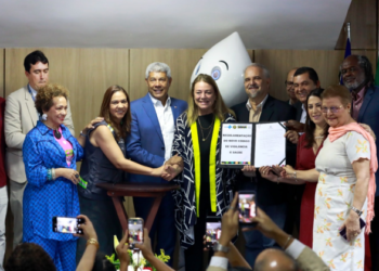 Jerônimo assina regulamentação do novo Código de Vigilância em Saúde