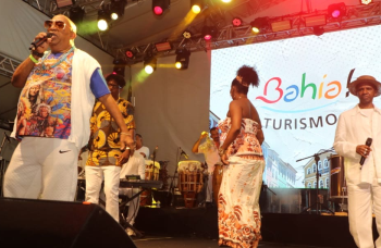 Baianos e turistas festejam o Dia Nacional do Samba no Pelourinho