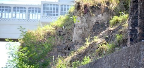 Pedras, mato e abandono voltam a preocupar motoristas na Ladeira da Montanha