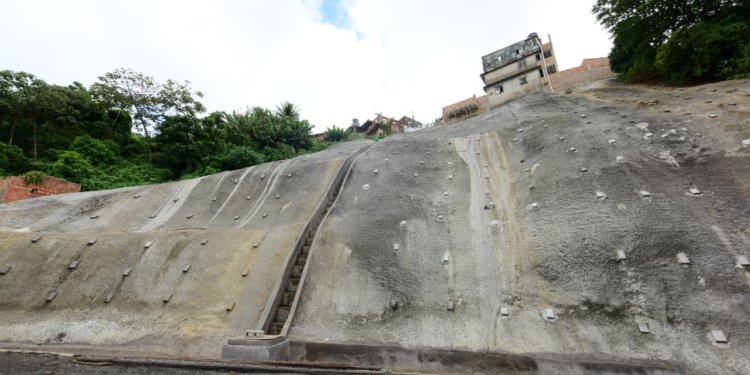 Salvador alcança 575 áreas protegidas após entrega de contenção de encosta em Plataforma
