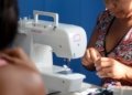 As mãos que vestem a folia: costureiras impulsionam economia de Salvador no Carnaval