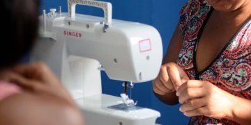 As mãos que vestem a folia: costureiras impulsionam economia de Salvador no Carnaval